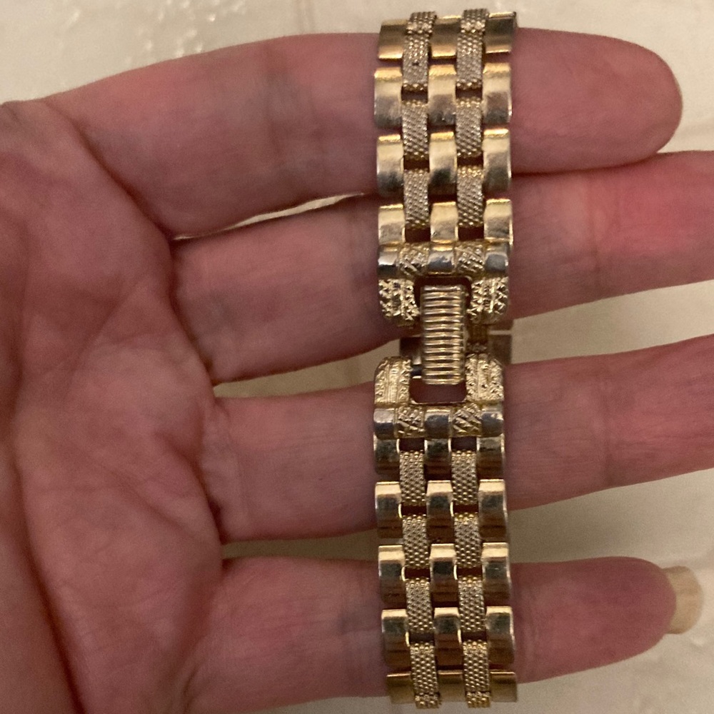Elegant Gold Bracelet